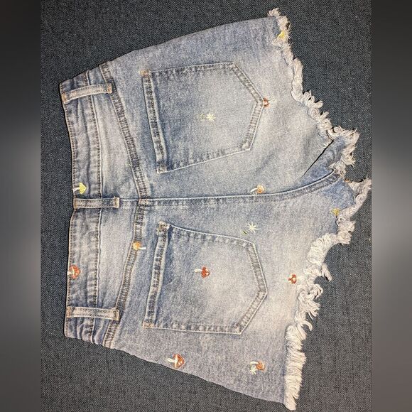 Tinsel Town light blue jean cut off shorts, size 3 - Picture 5 of 5